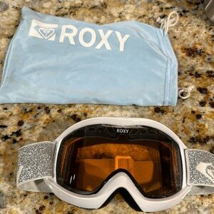 Practically new Roxy goggles for ski snowboarding